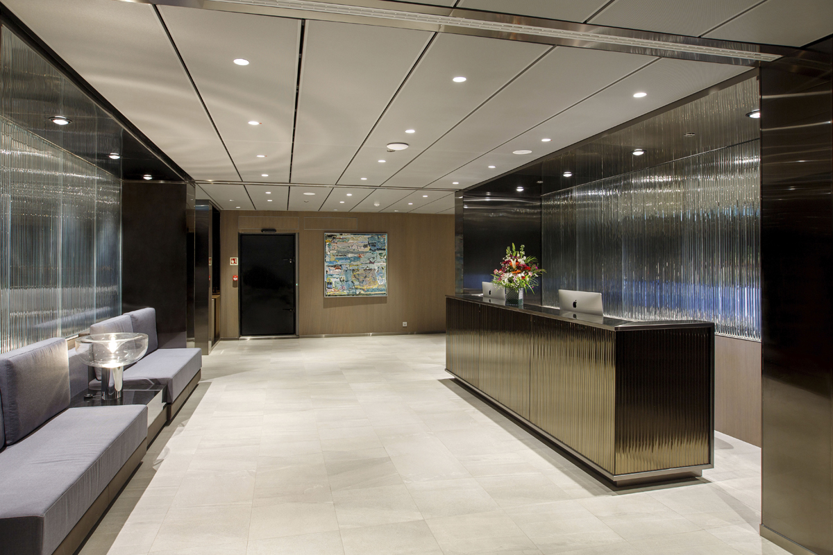 Azzurra Entrance Glass Torques decorative glass partition for Cache Creek Casino by Nathan Allan Glass Studios